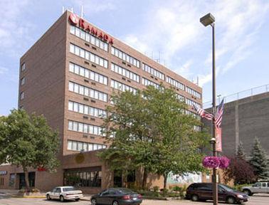 Hotel Ramada Convention Center Eau Claire Exterior foto